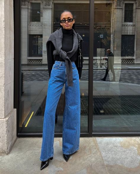 Jins Biru, Black Turtleneck Outfit, Short Branco, Jeans Outfit For Work, Flare Jeans Outfit, Wide Leg Jeans Outfit, Legs Outfit, Looks Jeans, Look Adidas