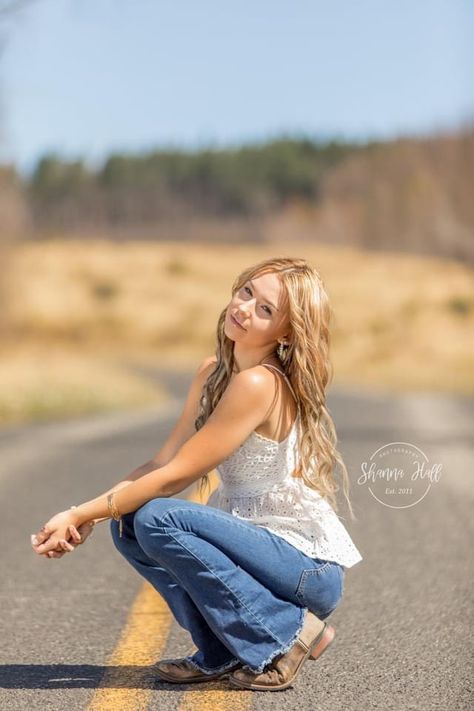 Country Aesthetic Senior Photos, Outfits Ideas For Senior Pictures, Western Outfit Senior Pictures, Bell Bottom Senior Pictures, Senior Pictures In The Country, Cute Road Pictures, Boho Senior Pictures Outfits Country, Senior Picture Western Outfits, Senior Photo Outfits Western