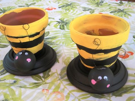 garden crafts using clay pots & a round wood bead, painted, then glued with hot glue done by 4 & 6 years olds Crafts Using Clay, Terracotta Ideas, Gardening Kids Activities, Pots Ideas, Pot Craft, Pot Heads, Clay Plant Pots, Old Time Pottery, Clay Pot Projects