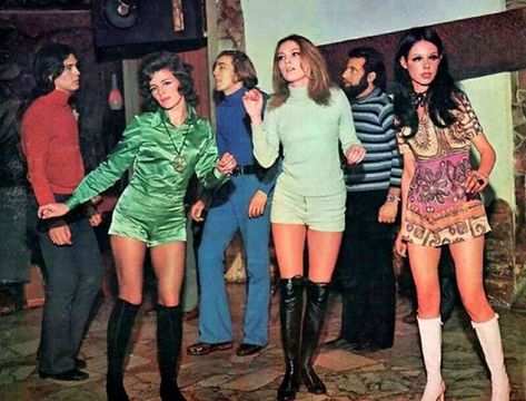 Groovy Sixties: 24 Fabulous Photos Defined the 1960s Women's Fashion ~ Vintage Everyday 1960s Fashion Women, 60’s Fashion, 60s 70s Fashion, 60s And 70s Fashion, 70s Inspired Fashion, 70s Outfits, 70’s Fashion, Look Retro, Sixties Fashion