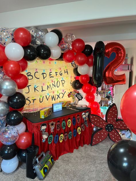 Stranger Things Birthday Decorations, Stranger Things Themed Party, Water Park Ideas, Stranger Things Birthday, Stranger Things Theme, Golf Birthday, Birthday Planning, Stranger Things Funny, Balloon Garland