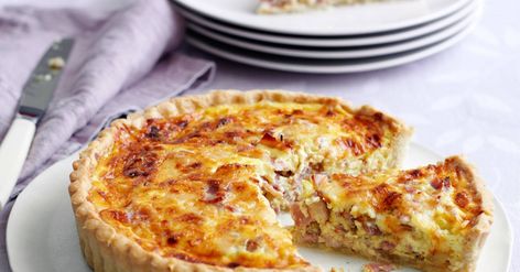 This quiche Lorraine recipe by Mary Berry is a great stand-by for lunch or supper, always best eaten hot or warm. Lorraine Quiche, Quick Quiche, Quiche Lorraine Recipe, Mary Berry Recipe, Easy Quiche, Healthy Recipes Easy Snacks, Quiche Lorraine, Mary Berry, Healthy Snacks Easy