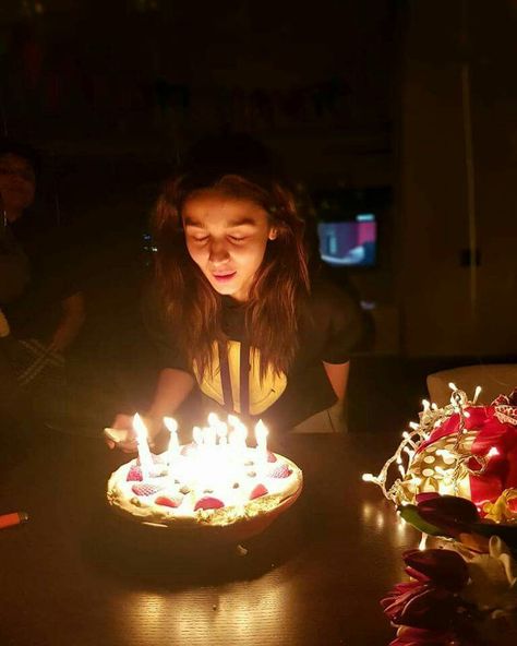 28 *Different* Ideas To Make Your 25th Birthday Special! 25th Birthday Ideas, Birthday Dp, Birthday Dpz, Birthday Pic, Happy 25th Birthday, Birthday Room Decorations, Celebrate Birthday, Birthday Pics, Cute Birthday Pictures