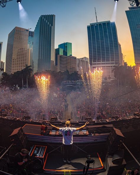 Ultra Music Festival is officially one month away 🔥🙌 Can't wait to reunite at Bayfront Park March 24-26 ❤️‍🔥 📸: ultra ( #📷 @edm ) #edm #music #dj #housemusic #rave #dance #electronicmusic #techno #dubstep #producer #house #edmlifestyle #hiphop #party #edmfamily #trap #edmmusic #festival #trance #dancemusic #djlife #tomorrowland #deephouse #love #edmlife #edc #newmusic #plur #bass #djs Dj Festival, Officially One, Wireless Festival, Concert Vibes, Rave Dance, Hiphop Party, Edm Dj, Scene Aesthetic, Electronic Music Festival