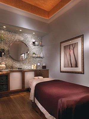 love the back splash, and the ceiling tho I would have the lights dimed for a more relaxed feeling: Aesthetic Esthetician, Spa Room Ideas, Deco Spa, Massage Room Design, Massage Room Decor, Facial Room, Esthetician Room Decor, Indoor Spa, Esthetics Room