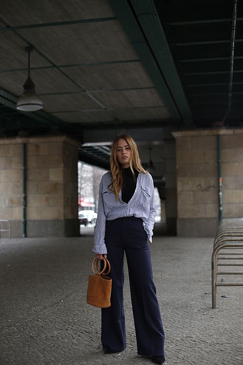 Collared Shirt Under T Shirt, Button Down With Turtleneck, Turtleneck Women Outfit, Striped Button Up Shirt Outfit Winter, Shirt With Turtleneck Under, Turtleneck Button Down Shirt, Button Up Over Turtleneck, Turtle Neck Under Button Up Shirt, Turtle Neck And Button Up Shirt