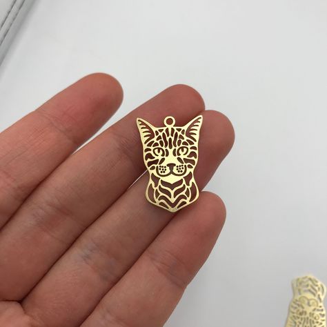 2pcs Raw Brass Cat Charm Pendant, Filigree Cat Charm, Cat Earring, Animal Charm Pendant, Laser Cut Jewelry Supplies RW-1089 Size information is shared below Material; Brass Size: 17x25mm Hole Size: 1.65mm Plating: Raw Quantity: Optional If there is any other product you are interested in, please check our site below; All of our products are designed and manufactured by us. If you want to order more products in stock, you can freely contact us. Our Products; -Nickel-free -Lead-free -High quality Laser Jewelry, Cat Earring, Cat Necklace Gold, Snake Ring Gold, Laser Cut Jewelry, Jewelry Drawing, Cat Charm, Handmade Wire Jewelry, Cat Jewelry