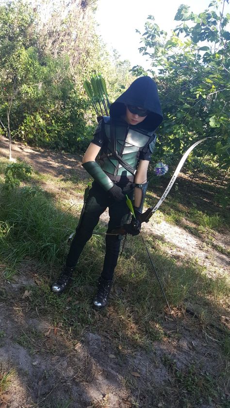 DIY Green Arrow costume for kids. Green Arrow Costume Diy, Diy Archer Costume, Green Arrow Costume Kids, Green Arrow Halloween Costume, Archery Costume, Green Arrow Costume, Superhero Photoshoot, Archer Costume, Arrow Costume