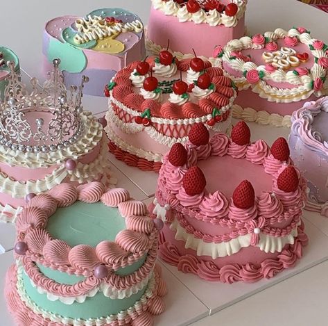 Kue Macaroon, Bolo Vintage, Resipi Kek, Vintage Birthday Cakes, Pastel Cupcakes, Pastel Cakes, Cute Baking, Pretty Dessert, Fake Cake