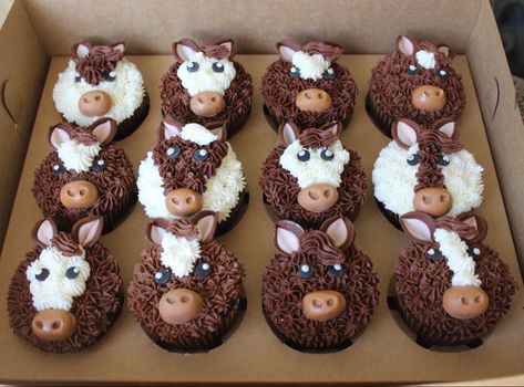 Super cute horse cupcakes Horse Birthday Cupcakes, Horse Themed Cupcakes Birthday, Horse Party Cupcakes, Donkey Cupcakes, Goat Cupcakes, Horse Cupcakes Ideas, Spirit Cupcakes, Western Cupcakes, Animal Cupcakes Easy