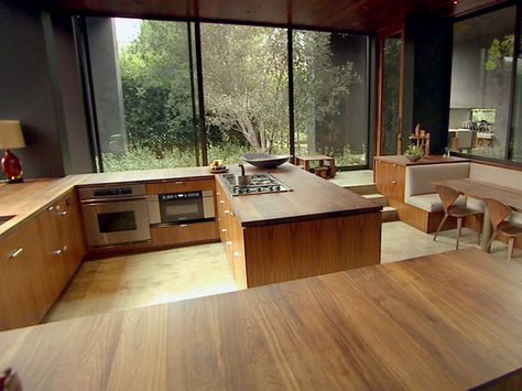 love this kitchen Peninsula Kitchen Design, Hgtv Kitchens, Brown Kitchens, Design Room, Red Kitchen, Kitchen Pictures, Eat In Kitchen, Mid Century Modern House, Wood Kitchen