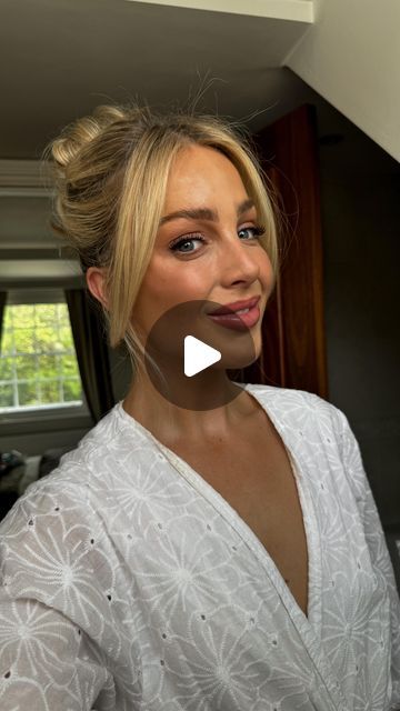 Chloe Rose Moutter on Instagram: "My go-to messy bun up-do as a wedding guest or hair inspo  for any upcoming occasion 🙆🏼‍♀️   • •  #hairtutorial #weddingguest #messybun #updohairstyles #weddingupdo" Messy Bun Wedding Guest Hair, How To Do A Messy Updo, Messy Bun Up Do, Going Out Updo, Diy Up Do, Messy Bun Short Hair Tutorial, Short Hair Wedding Guest, Messy Bun Wedding Hairstyles, Hair For Wedding Guest