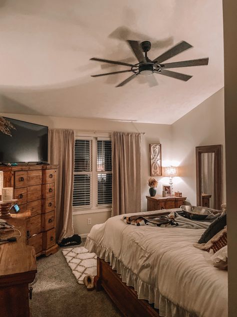 Small Rustic Bedroom Ideas For Couples, Cozy Room For Couple, Master Bedrooms Western, Western Home Decor Apartment, Black And Tan Western Bedroom, Rustic Ranch Bedroom Ideas, Bedroom Ideas Western Boho, Small Apartment For Couples, Ranch Style Apartment Decor