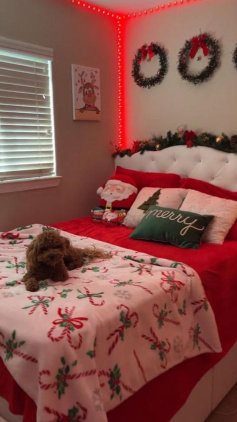 Christmas Room Inspiration, Holiday Bedroom Decor, Seasonal Room, Holiday Room Decor, Cute Christmas Ideas, Holiday Bedroom, Winter Bedroom, Christmas Dreaming, Holiday Room