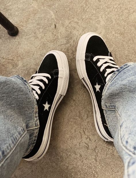 Converse One Star Aesthetic, Converse Star Shoes, Converse One Star Outfit, Black Shoes Aesthetic, Converse One Stars, Converse One Star Shoes, Converse One Star Black, Sneakers Black And White, Black And White Converse