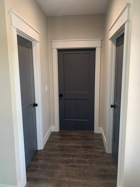 Interior Door Colors, Dark Doors, Painted Interior Doors, Home Inspo Cozy, Black Interior Doors, Exterior Home, Brown Hairstyles, Home Inspo, Door Makeover