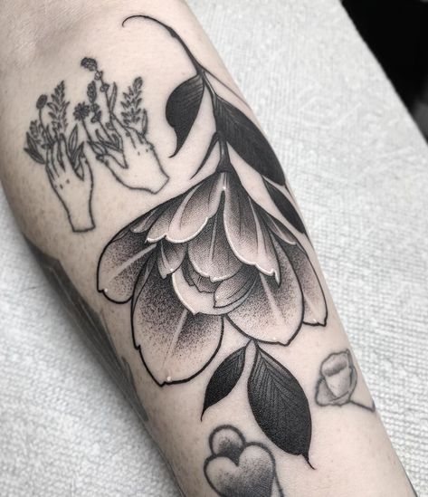 Feminine Desert Tattoo, Tattoo Shading Styles, Biteme Tattoo, Blackwork Flower Tattoo, Tattoo Shading Ideas, Blackwork Floral Tattoo, Aesthetic Tattoo Ideas, 15 Aesthetic, Tattoo Shading