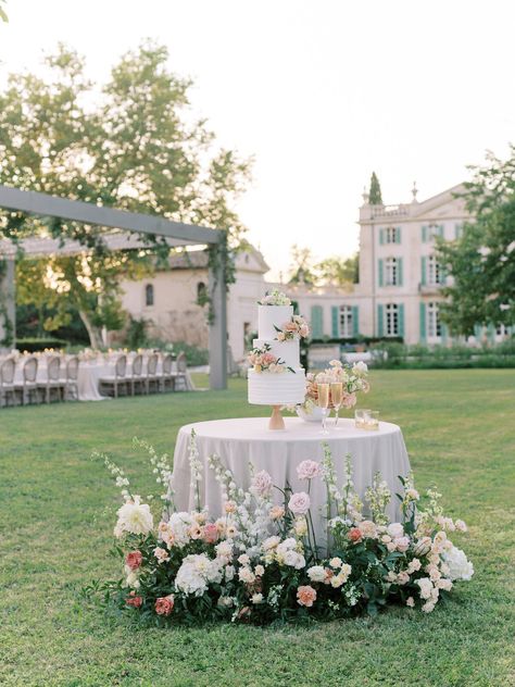 Chateau de Tourreau Wedding, Effortless and romantic design Chateau Wedding France, French Chateau Weddings, Monique Lhuillier Wedding, French Chateau Wedding, Classic Elegant Wedding, Provence Wedding, Wedding Lounge, Elegant Wedding Inspiration, Cottage Wedding