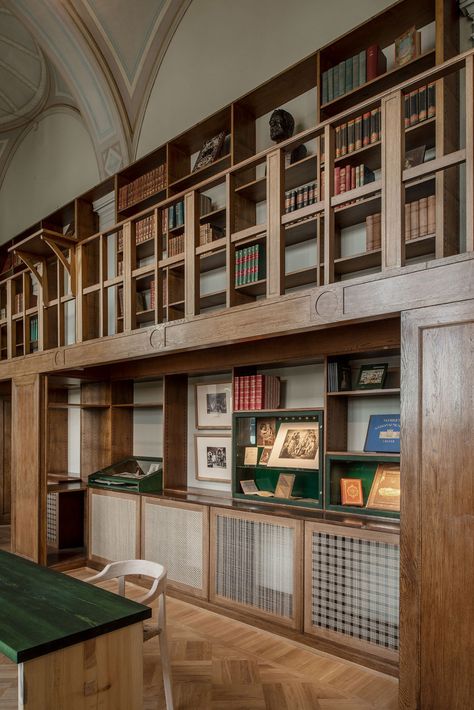 Emma Olbers Design adds new furnishings to The Old Library Old Libraries, Old Library, Wood Stairs, Green Chair, House Goals, Home Library, Home Office Design, National Museum, 인테리어 디자인