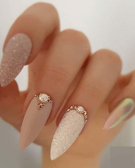 Bach Party Nails, Beige And Gold Nails, Champagne Colored Nails, Nail Art Mariage, Seni Resin, Fall Acrylic, Nail Art Designs Images, Cute Nail Art Designs, Colorful Nails