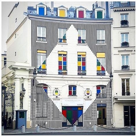 Daniel Buren’s re-design of @galerie.aveline’s façade in Paris. Inside, visitors can view gallerist Jean-Marie Rossi’s collection of Buren works until December 31. Photo via @artcube Daniel Buren, Art Alevel, Archi Design, Public Sculpture, Shadow Art, Big Art, Architecture Old, Architecture Exterior, Wall Graphics