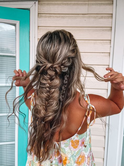 Boho Hair Photoshoot, Braids For Country Concert, Fishtail Half Up Half Down Wedding, Punchy Hairstyles, Half Up Half Down Wedding Hair Boho, Half Up Half Down Braid Wedding Hair, Half Up Half Down Fishtail Braid, Wedding Hair Half Up Half Down Braid, Hair Styles For Photoshoots