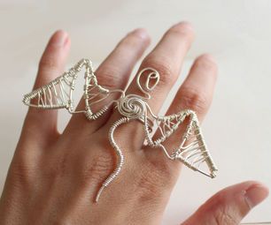 Wirework Dragon Ring Wire Dragon, Wire Wrapped Dragon, Free Jewellery Making Tutorials, Wire Jewelry Tutorial, Ring Tutorial, Dragon Ring, Dragon Jewelry, Beaded Crafts, Wire Wrapped Rings