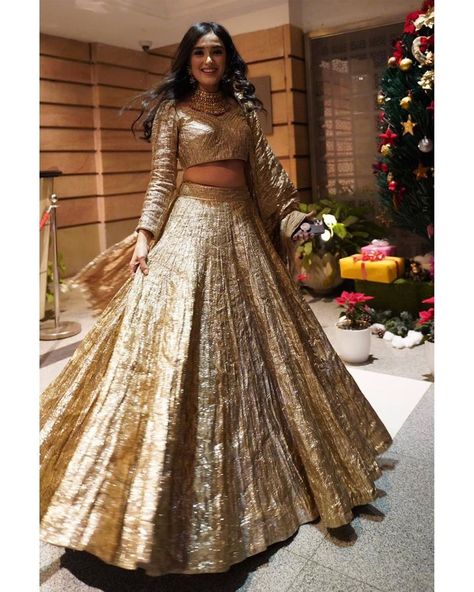 Lehenga Designs Golden Colour, Banarsi Wedding Lehenga, Lehenga Golden Colour, Golden Tissue Lehenga, Monochromatic Lehenga, Gold Tissue Lehenga, Tissue Lehenga, Lehenga Traditional, Designer Indian Wear