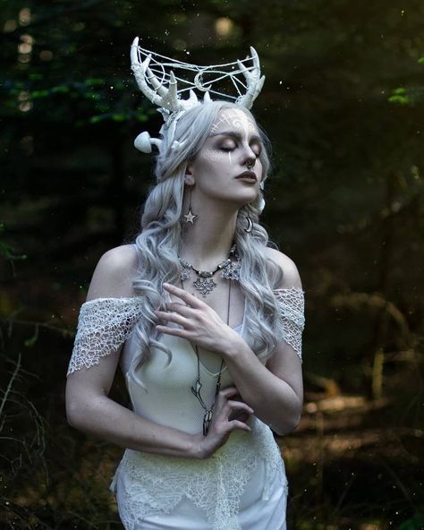 Ice Spirit, White Witch Costume, Wiccan Aesthetic, Antler Headpiece, Fae Costume, Witch Costume Diy, Fae Aesthetic, Deer Makeup, Winter Costume