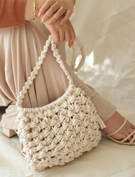 Simpul Makrame, Mini Macrame, Macrame Bag, Macrame Ideas, Macrame Design, Bags Tutorial, Snowflake Pattern, Leather Clutch Bags, Macrame Patterns