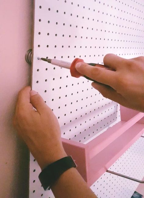 Pegboard Ideas For Sewing Room, Sewing Room Pegboard Ideas, Sewing Room Ideas Organizing, Sewing Studio Ideas, Peg Board Ideas, Sewing Room Organization Diy, Diy Peg Board, Sewing Room Ideas, Pegboard Craft Room