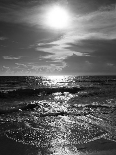 Helios by Robert S. Donovan, via Flickr Black And White Photo Wall, Black And White Beach, Black And White Picture Wall, Sun Sky, Black And White Landscape, Black And White Photograph, Black And White Photos, Photography Beach, Gray Aesthetic