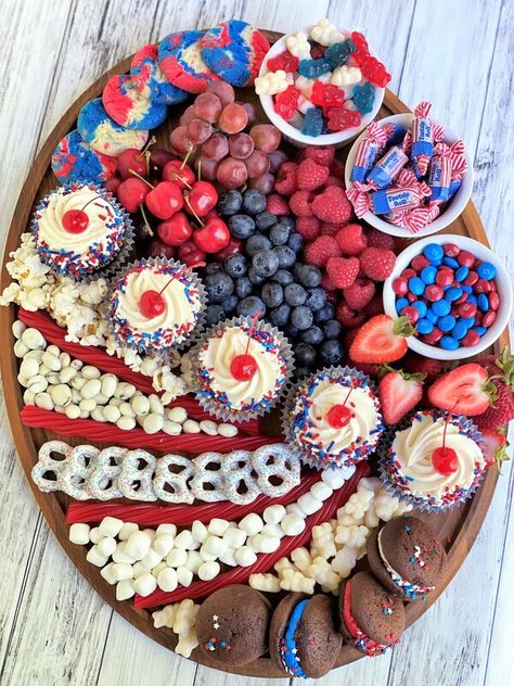 Patriotic Sweets & Treats Platter - Snowflakes & Coffeecakes Cooking School Decorated Desserts, 4th July Food, Charcuterie Ideas, Patriotic Food, Patriotic Desserts, Dessert Platter, 4th Of July Desserts, Look Festival, July Ideas