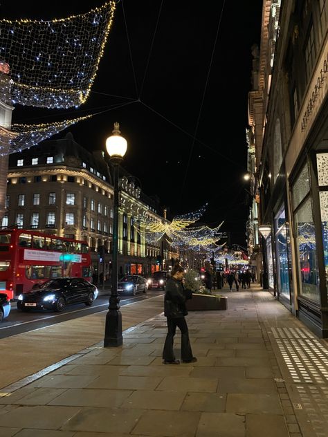 London Winter Aesthetic, Winterwonder Land, Oxford Street Christmas, London England Aesthetic, Christmas In Britain, London Xmas, Women Winter Clothes, London At Christmas, London Christmas Lights