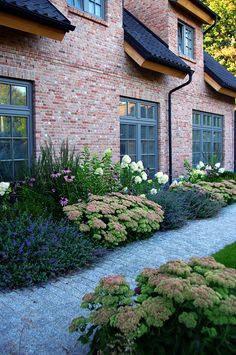 Small Front Yard, Garden Wallpaper, Landscape Design Plans, Have Inspiration, Front Yard Garden, Garden Cottage, Party City, Brick House, Spring Garden