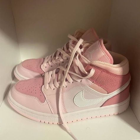 Pink Jordan 1s, Digital Pink Jordans, Jordan Rose, Pink Jordans, Karakter Sanrio, Trendy Shoes Sneakers, Preppy Shoes, Dr Shoes, Nike Shoes Girls