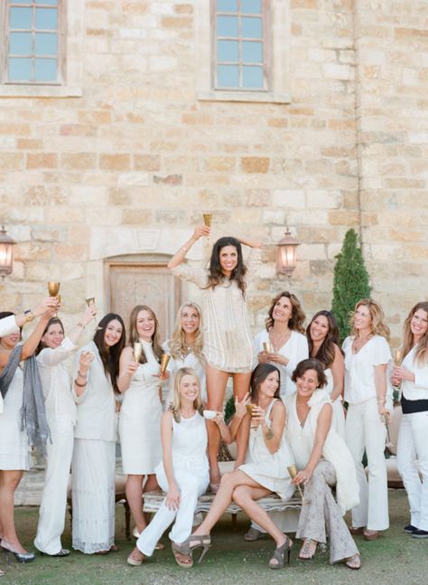 25 non-tackly bachelorette ideas - photo Elizabeth Messina White Bachelorette Party Dress, Wine Tasting Bachelorette Party, White Bachelorette Party, Wine Tasting Bachelorette, Modern Bachelorette Party, Sunstone Villa, Hen Night Ideas, White Bachelorette, Classy Bachelorette Party