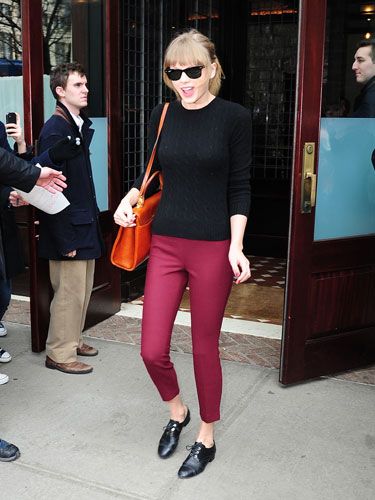 The Scoop on Taylor Swift's New Album!..I can't wait! Black Sweater Outfit, Taylor Swift New Album, College Girl Fashion, Black Cable Knit Sweater, Taylor Swift Street Style, Style Transformation, Burgundy Pants, Taylor Swift Web, Estilo Taylor Swift