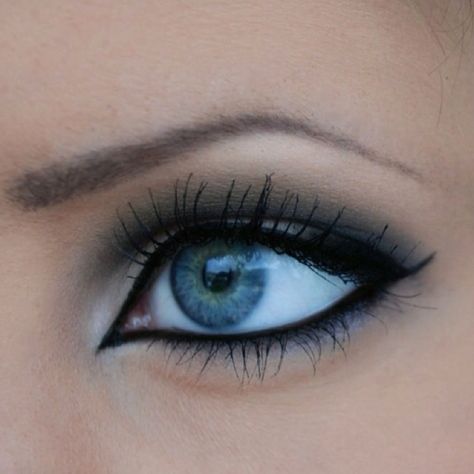 eyes Trucco Smokey Eye, Make Up Sposa, Sparkly Eyeshadow, Crease Brush, Makeup Tumblr, Behind Blue Eyes, Makeup Tip, Bright Blue Eyes, Eyeliner Styles