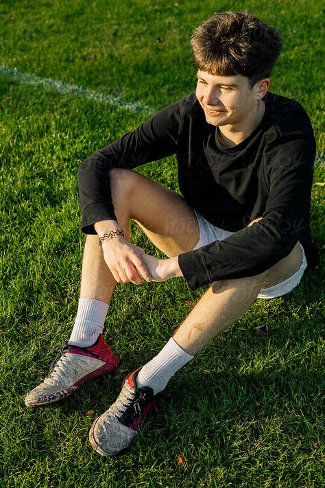 Guy Sitting Down Reference, Sitting On Grass Poses, Guy Sitting Reference, Sitting Photography, Perspective Poses, Sitting On Ground, A Person Sitting, Anatomy Notes, Guy Sitting