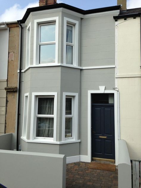 Front door farrow and Ball Railings Victorian house in Hardwick White and All White (Farrow & Ball) Victorian Terrace Painted Exterior, Hardwick White Farrow And Ball Exterior, Farrow And Ball Masonry Paint, Painted House Exterior Uk, External House Paint Colors Ideas, Coloured Rendered Houses, Farrow And Ball Exterior Paint Colours, Painted Victorian House Exterior Uk, Painted House Exterior