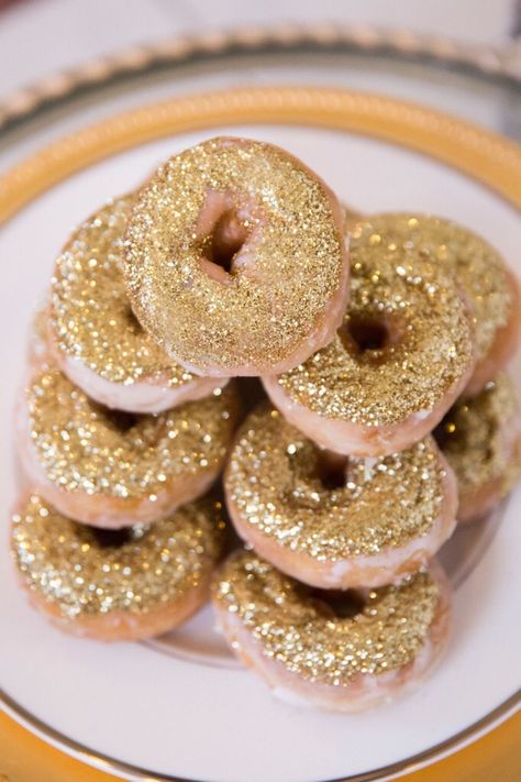 Glam up a simple donut with gold dust. Gold Donuts, Golden Globes Party, Glamour Party, Golden Birthday, Wedding Dessert, Glitter Birthday, Silvester Party, Glitter Party, Edible Glitter