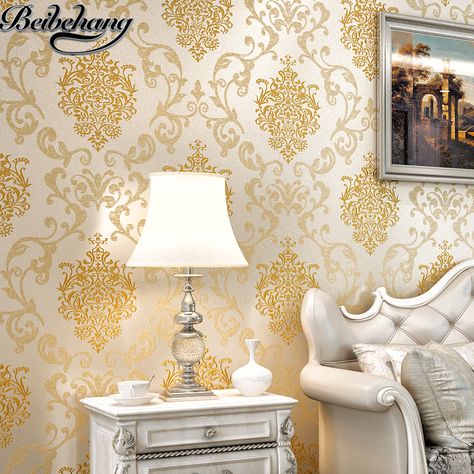 Gold Wallpaper Living Room, Damask Wallpaper Bedroom, Wallpaper Walls Bedroom, Tapete Gold, Luxury Bedroom Decor, Vintage Floral Wallpapers, Bedroom Decor Design, Luxury Bedroom Master, Classic Bedroom