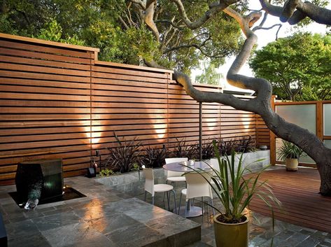 Spruce Up Your Yard with a Horizontal Fence | Horizontal Fencing Tips Privacy Fence Decorations, Pagar Modern, Good Neighbor Fence, Privacy Fence Landscaping, Design Per Patio, Wood Fence Design, Modern Patio Design, Modern Fence Design, Privacy Fence Designs