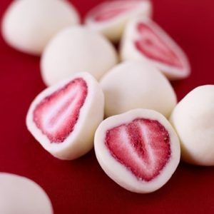 Frozen Yogurt-Covered Strawberries Yogurt Covered Strawberries, Desert Food, Snack Hacks, Healthy Strawberry, Snacks Saludables, Think Food, Healthy Snacks Easy, Deilig Mat, Healthy Sweets