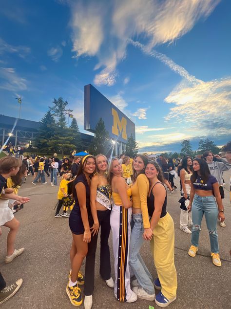 UOFM, UMICHHHHH, gameday!!! Umich Gameday Outfit, University Of Michigan Game Day Outfit, Umich Outfits, Umich Game Day Outfit, Michigan Football Outfit, Michigan Game Day Outfit, Umich Gameday, Umich Aesthetic, U Michigan