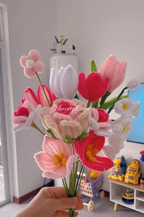 pipe cleaner flower bouquet in pink Flower For Dining Table, Lily Of The Valley Pipe Cleaner, Rose Pipe Cleaner, Flower Bouquet Pipe Cleaner, Pipecleaner Flower Bouquet, Flowers Pipe Cleaners, Pipe Cleaner Flower Bouquet Tutorial, Flowers Made Out Of Pipe Cleaners, Pipecleaners Flowers