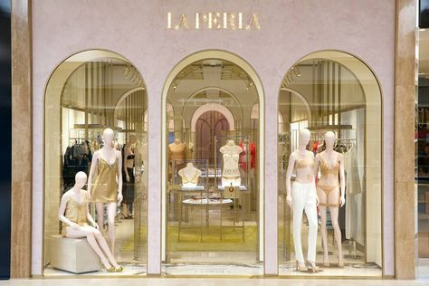 La Perla renovated store at South Coast Plaza with new concept designed by Roberto Baciocchi #laperlalingerie Roberto Baciocchi, Boutique Exterior, Lingerie Store Design, Butik Design, Vitrine Design, Retail Store Interior Design, Shop Facade, Clothing Store Interior, Clothing Store Design