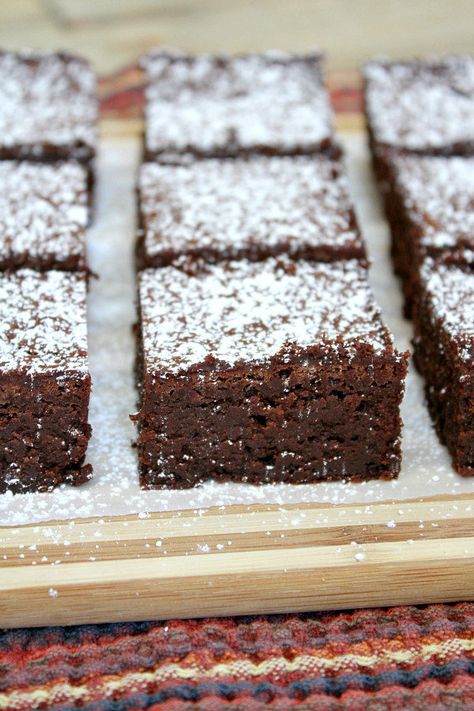 Easy Fudgy Flourless Brownies Recipe - from RecipeGirl.com Unleavened Bread Recipe, Flourless Brownie Recipe, Passover Recipes Dessert, Jewish Holiday Recipes, Passover Desserts, Pudding Chia, Flourless Brownies, Easy Gluten Free Desserts, Gluten Free Brownies