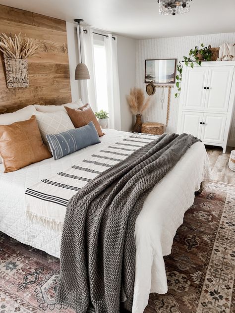 Inspired by the Kaylin rug from Rugsusa. Cozy Western Home Decor, Rustic Coastal Decor Bedroom, Farmhouse Room Decor Bedroom, Bedroom Ideas Country Rustic, Modern Rustic Cabin Bedroom, Aesthetic Farmhouse Bedroom, Master Cabin Bedroom, Clean Rustic Bedroom, Bohemian Farmhouse Decor Bedroom